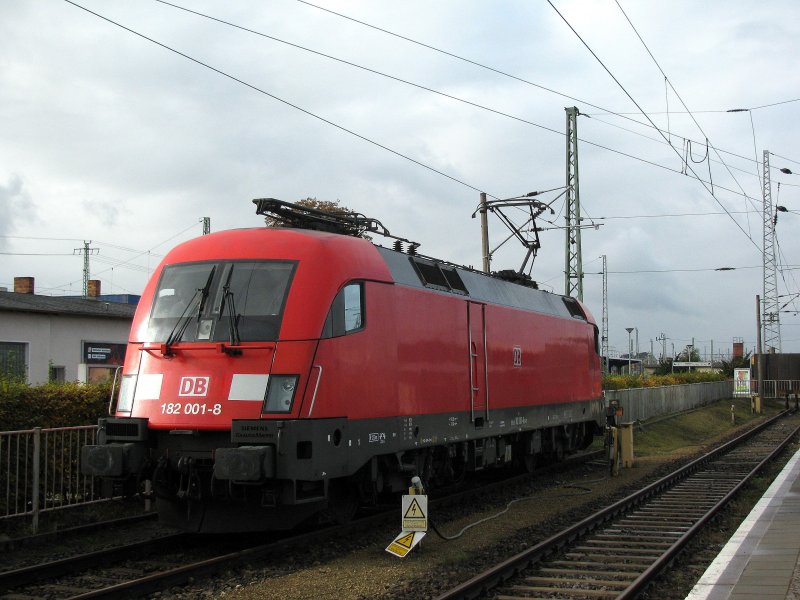 Schn sieht sie aus, 182 001-8 bei Personalschulungen am Cottbuser Hbf.