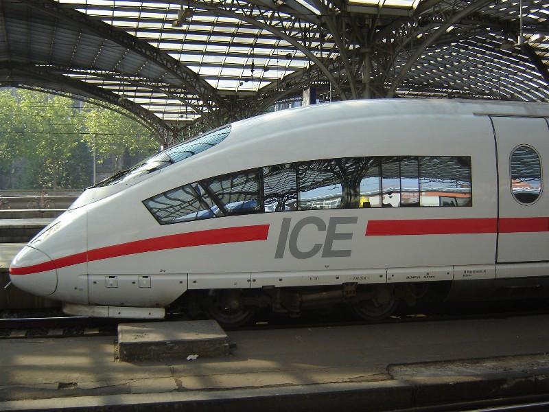Schn zu sehen die eligante Form des ICE3.