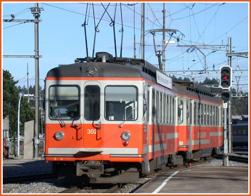 Schn zu sehen, wenn leider auch etwas abgeschnittenem, die unterschiedlichen Pantografen auf dem Be 4/4 302 und 104.
Langenthal (05.12.2006)