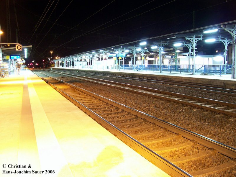 Schne alte Bahnsteigberdachung des Bahnhofs Solingen-Ohligs bei Nacht 2oo6.
