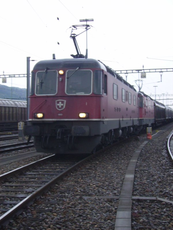Schne Doppeltraktion: Re 6/6 11653 und Re 4/4 11290 sind Abfahrtbereit im RBL nach Buchs SG. 04.05.07
