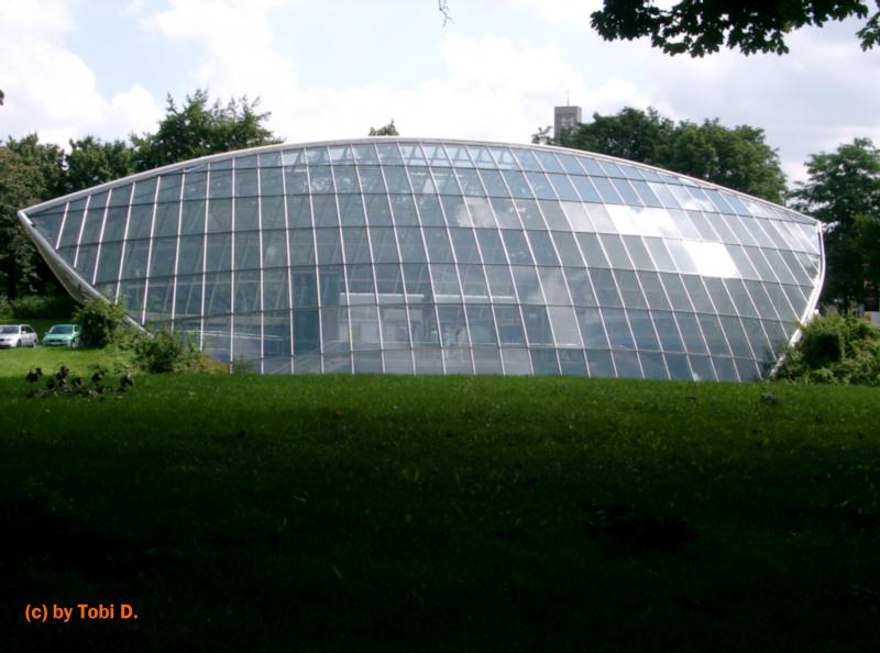 Sch�ne Idee: Das Glasdach �berspannt einen Teil des Bahnhofes  St. Quirinplatz  und sorgt so f�r eine angenehmere Antmosph�re im Untergrund (Linie U1 Mangfallplatz-Olympiaeinkaufszentrum).