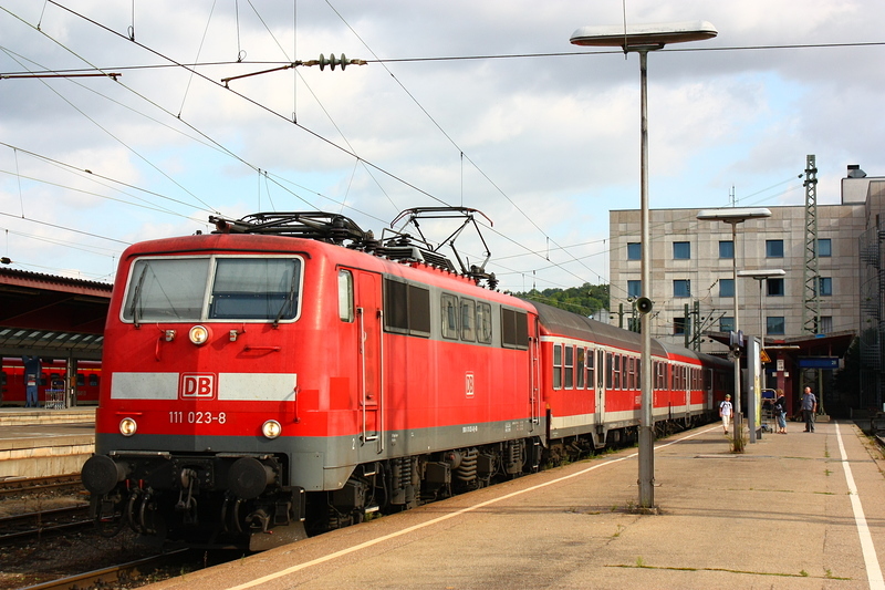 Schne Morgenstimmung herrschte am 30.07.09 als 111 023 mit ihrem Regionalzug ins Bayrische bereit stand. Aufgenommen im Ulmer Hauptbahnhof.