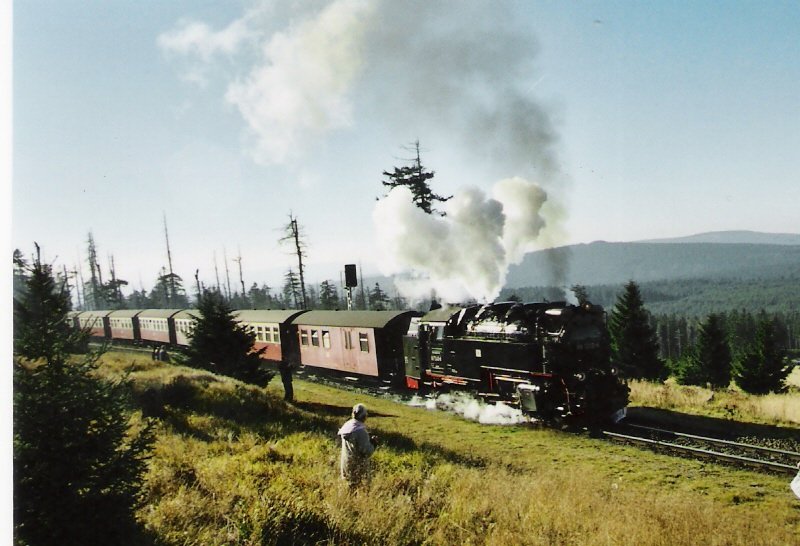 Sch�ne Weiten die man vom Goetheweg aus sehen kann.
Ich hoffe das mein Bild trotz der einigen Fotografen akzeptiert wird, dies war der erste Brockenzug am 15.10.07 und ich wartete bereits seit 20min und dann kamen leider immer mehr und mehr Schaulustige in mein Bild...