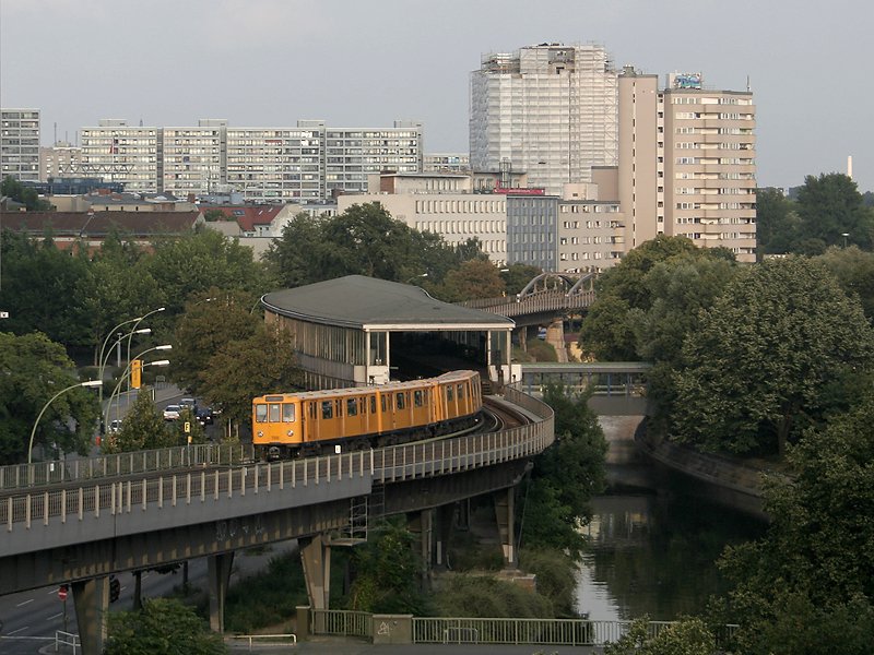 Schner Blick auf Berlin-Kreuzberg:
Die U1 pendelte an diesem Tag baustellenbedingt zwischen Warschauer Strae und Gleisdreieck.
Zu sehen ist hier der U-Bahnhof Mckernbrcke.
(25.08.2007)