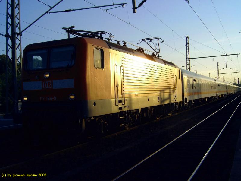 Schner Sptsommertag in Erfurt am 19.09.2003 hlt dieser IC im Erfurter Hbf. der sich momentan als Baustelle darstellt.