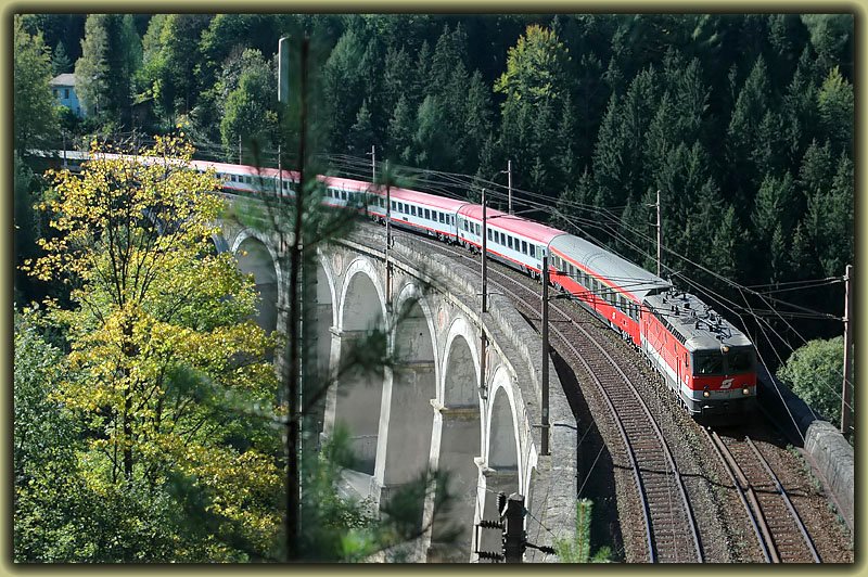 Sch�neres Wetter hatte ich am 8.10.2006. 1044 011 mit dem IC 534  Naturpark Grebenzen  von Villach nach Wien bei der �berquerung der Kalten Rinne, dem h�chsten Viadukt der Semmeringstrecke.