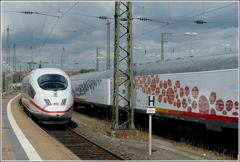 Sch�nes Design im Doppelpack. Die Zuggarnitur des SciencExpress besteht aus ehemaligen G�terwagen und ihr Design soll au�en, wie innen einen Einblick vermitteln, wie Wissenschaft und Froschung unser k�nftiges Leben beeinflussen werden. Daneben verl�sst ein ICE den Hauptbahnhof von Saarbr�cken in Richtung Paris Est. 22.06.09 (Hans)