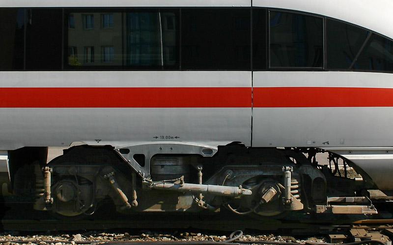 Schönes Design und eine Technik, die nicht funktioniert - 

Ein Neige-Diesel-ICE abgestellt in München. 

05.09.2005 (M)