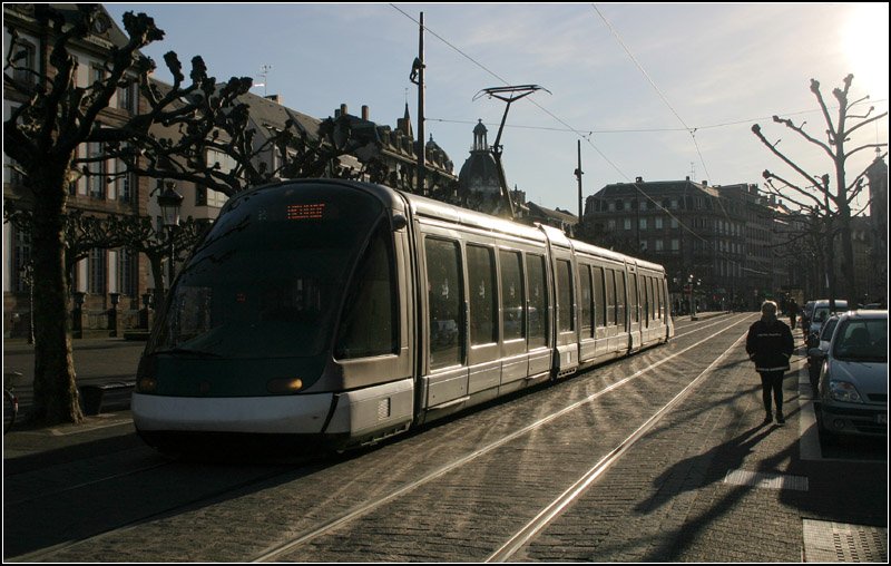 Schönes Licht - 

Eine Eurotram auf der Linie C am Place Broglie. 

06.03.2008 (M)