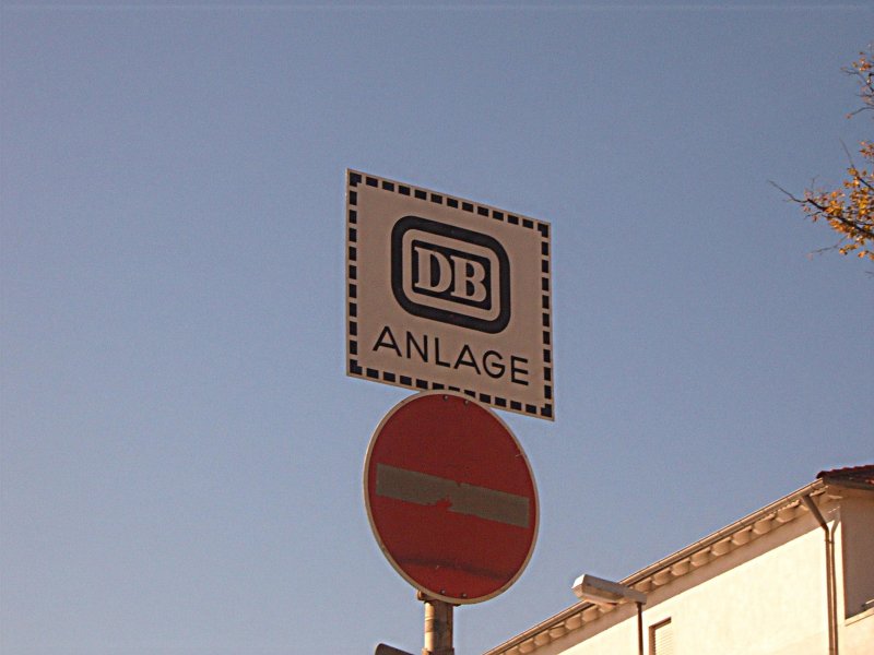 Schnes Schild der alten DB. Aufnahme am 08.10.06 in Nrdlingen.