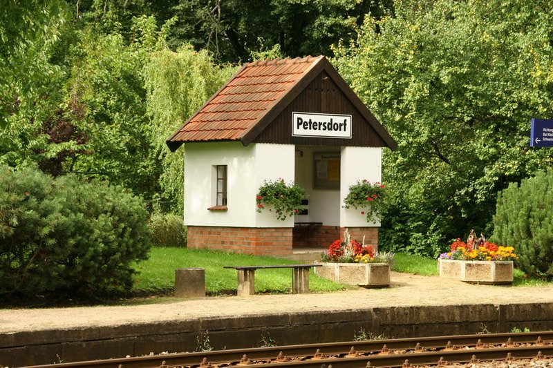 sch�nstes Bahnhofsgeb�ude von Mecklenburg, HP Petersdorf 09/2006