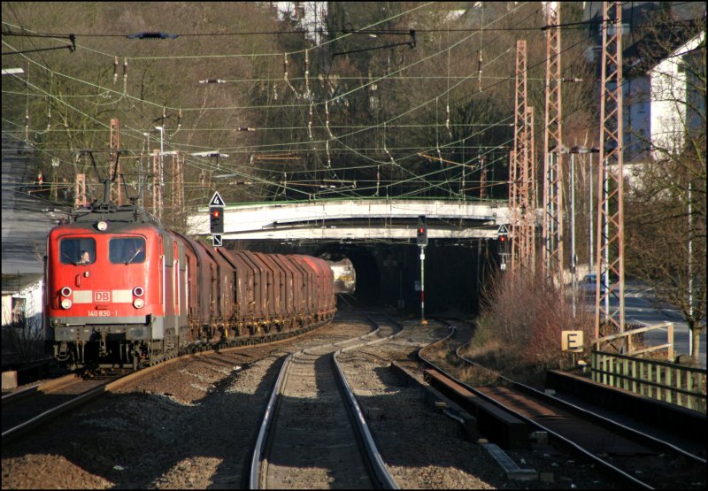 Schnstes Sonnenwetter im Sauerland.... 140 830 und eine Schwesterlok bespannen einen Coilzug von Finnentrop Richtung Ruhrgebiet. (22.01.2008)