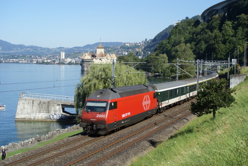 Schnstes Wetter herrscht ber dem Genfersee, als die Re 460 065 am 25. August 2007 den IR 1414 um 10:47 Uhr am Schloss Chillon vorbeischiebt.