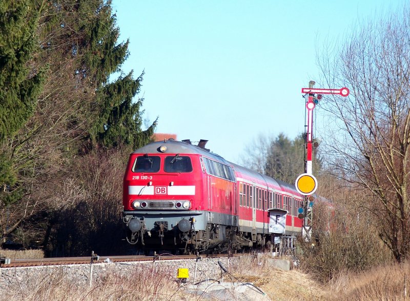 Schon bei der Ausfahrt von Bad Rappenau hrt man den satten Klang der 218 130, die am 09.02.08 einen Regionalexpress von Heilbronn nach Mannheim bespannte. Nach der Durchfahrt von Grombach, Babstadt, Steinsfurt und Sinsheim Museum wird er in rund 15 Minuten seinen nchsten Halt, Sinsheim, erreichen.