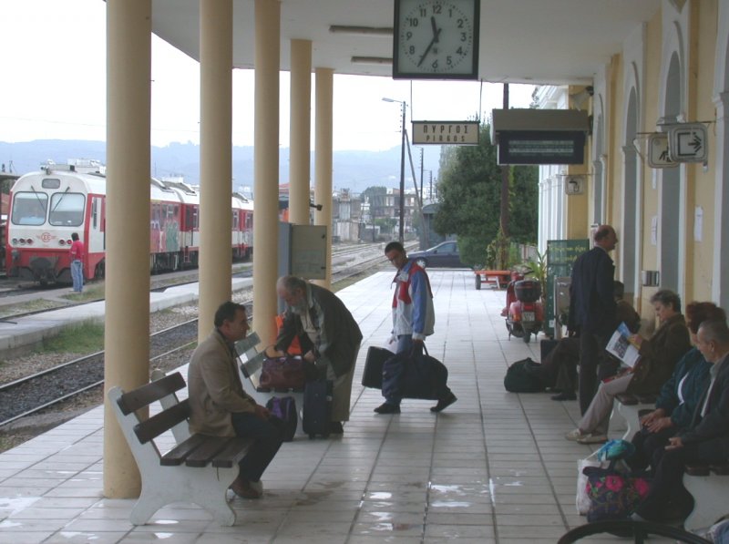 Schon etliche Passagiere warten auf den IC23 von Kalamata ber Pirgos - Patras nach Korinth. Pirgos Bahnsteig 1 am 30.10.2006