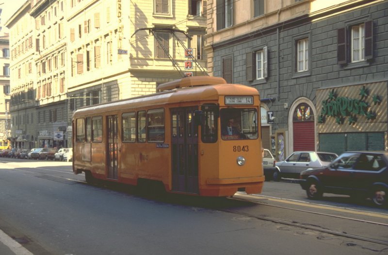 Schon etwas moderner,Tram 8043 der Linie 14 in der  Ewigen Stadt  im April 1987 (Archiv P.Walter)