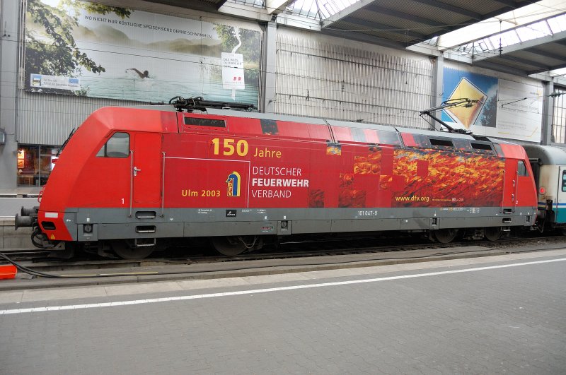 Schon ewige Zeiten nicht mehr im Sden gesehen.. und an die Lokvorschau hlt sie sich auch nicht immer.. Dann kann es passieren, da man sie gleich 3x am Tag sieht.. Die  FEUERWEHR  !!!
Hier  zndelt  101 047-9 im Hbf Mnchen vor sich hin.
