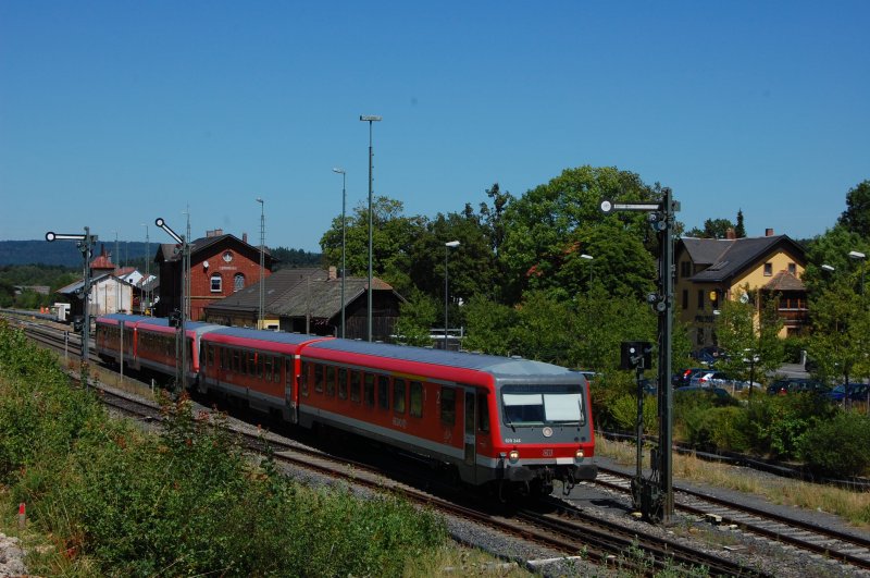 Schon Geschichte - die Signale in Vilseck, sie stehen zwar noch aber das Motiv ist so nicht mehr umsetzbar, weil jetzt die Arbeiten fr KS-Signale begonnen haben. 628 246 + 628 418 mit RB 32048 in Vilseck am 27.07.2009