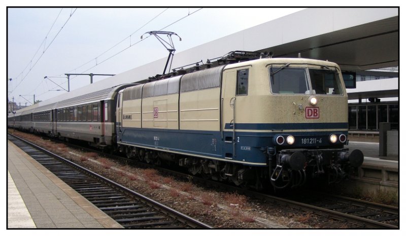 Schon historisch: 181 211 mit dem EC 55 in Mannheim. Sry fr den abgeschnittenen Zug, war eines meiner ersten Bilder *gg*