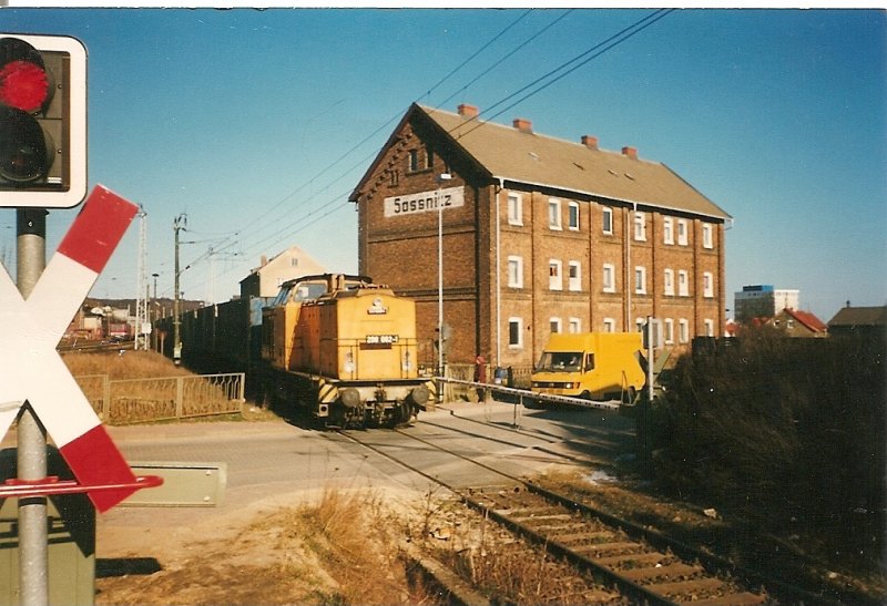 Schon eine historische Aufnahme aus dem Jahre 1997 vom Bahnhof Sassnitz.Lok 298 062 befhrt mit einem Gterzug die Steilstrecke hinab zum Fhrhafen Sassnitz.