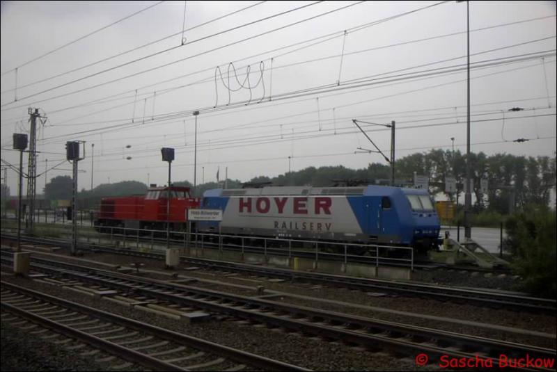 Schon lngst ist dieses Bild Geschichte, anstelle der G1206 und der BR 185 von Hoyer, die im Sommer 2002 in Hamburg-Billwerder standen, stehen dort jetzt eine G1206 und eine BR 145 von Rail4Chem, die den Schienenverkehr von Hoyer bernommen hat.