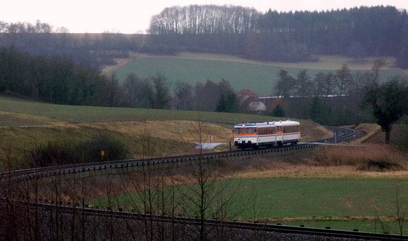 Schon lange bevor man den Zug aus Hffenhardt sieht, hrt man schon das unermdliche Getute. Endlich biegt er dann mit rund 20 km/h um die Ecke und fhrt in den groen Bogen kurz vor Neckarbischofsheim Nord ein. Ein paar Mal hrt man die Tute noch, danach herrscht wieder Stille. 06.02.08.
