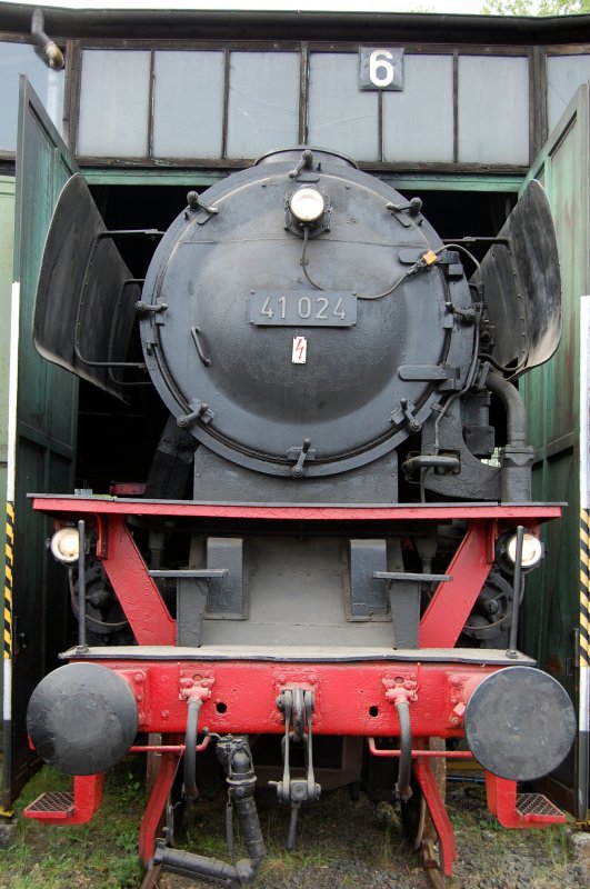 schon leicht angestaubt steht die 41 024 im Museums-Bw Darmstadt-Kranichstein 2008 