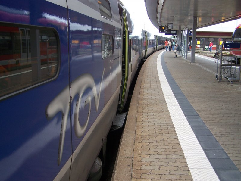 Schon leicht in Mitleidenschaft gezogene Lackierung des TGV POS 4405, der am 12. Juli 2008 als Ersatzzug fr den aus dem Verkehr gezogenen ICE3 Paris-Frankfurt verkehrt, auf Gleis 5 in Saarbrcken.