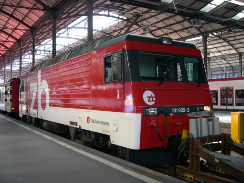 Schon die neue Lackierung der Zentralbahn (ZB) trgt am 03.05.2006 die 101 965-2, als sie mit ihrem IR in Luzern eintraf.