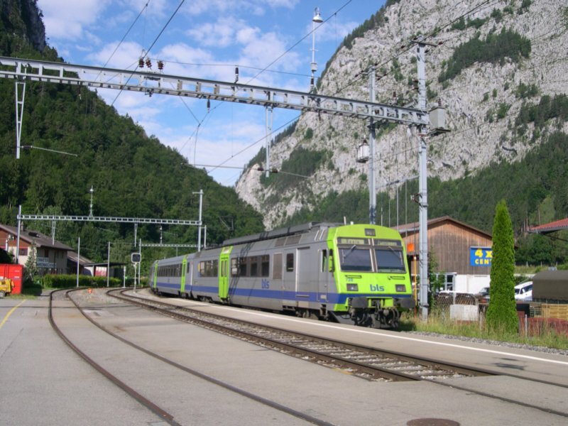 Schon in den neuen BLS-Farben erstrahlt die komplette BLS-NPZ-Garnitur 565 728-3 am 09.07.2005 als sie Nahverkehrsdienst im Simmental hatte. Hier bei der Abfahrt in Wimmis.