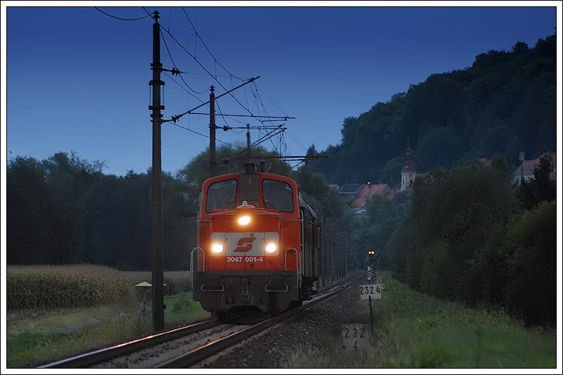 Schon sehr finster war es am 21.9.2008 bei der Rckfahrt des Sonderzuges R 16686 von Bad Radkersburg nach Graz, welcher von 2067 001-4 gezogen wurde. Die Aufnahme entstand kurz nach Wildon mit 200 mm Brennweite und einer Verschlusszeit von 1/125.