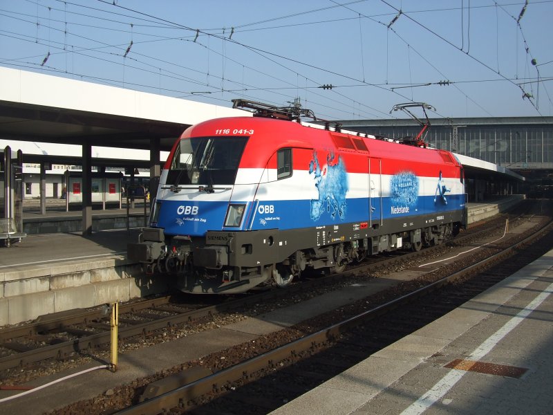 Schon sehr frh des Jahres kam die ersten Werbeloks der BB fr die EURO 2008 auf die Schienen. 
Am 14.02.08 auf Gleis 11 am HBF Mnchen die Baureihe 1116 041-3 mit den Niederlndischen Nationalfarben,zur bereistellung nach Wien Westbahnhof.