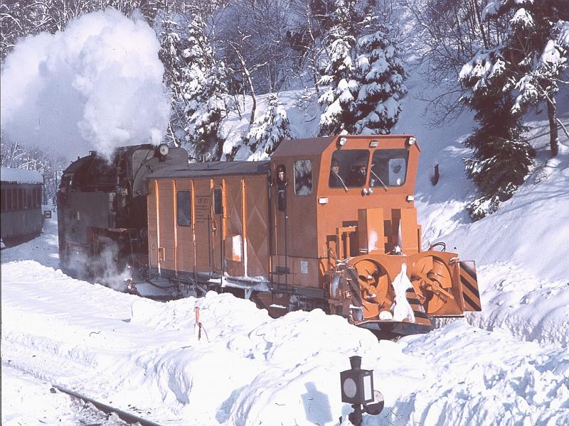 Schon sehr fr�h hatte die Harzquerbahn sehr moderne Schneer�umger�te hier beim Halt in Alexisbad