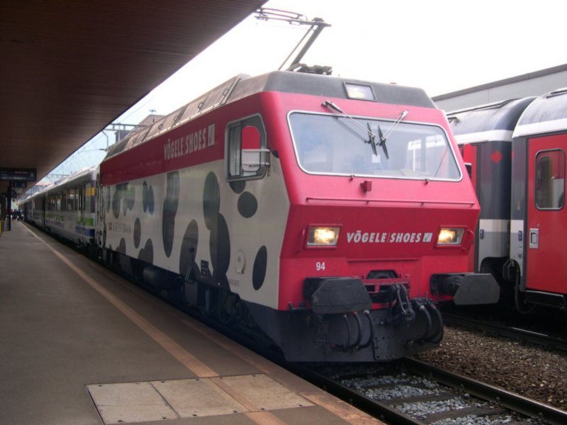Schon seit lngerer Zeit wirbt 456 094 der SOB fhr Vgele Shoes. Am 29.04.07 steht sie mit IR 2435  Voralpenexpress  Luzern-Romanshorn in Arth-Goldau. Im Nachbargleis rechts wartet EC 114 Venedig-Basel auf die Abfahrt. 