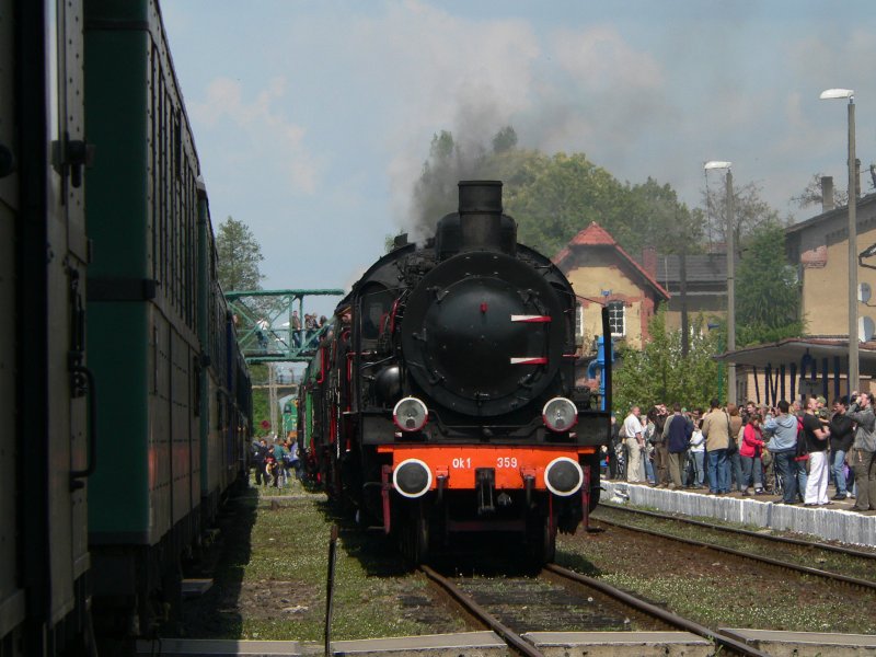 Schon vor Mittag scheint es, als knnten einige Loks die Parade, die gegen 13 Uhr beginnt, kaum erwarten. Ok1 359 auf der Dampflokparade in Wolsztyn, 3.5.2008