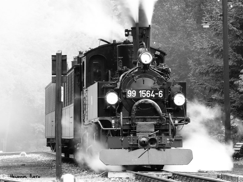 Schon whrend der Mitfahrt von Steinbach bis Schlssel wurde das Licht immer schlechter und mit einer Belichtungszeit von 1/4s konnte ich dann wieder 99 1564-6 im Bahnhof Schlssel aufnehmen. Datum: 03.10.2008