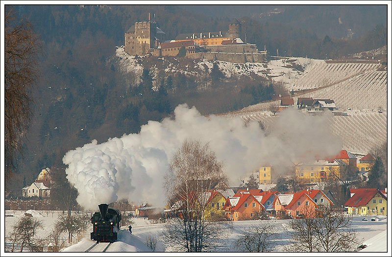 Schon eine Weile her, aber das Bild hat bisher sein Dasein auf meiner Festplatte gefristet. Dampfsonderzug R 8515 von Graz nach Wies-Eibiswald am 5.2.2006, aufgenommen nach Deutschlandsberg, mit der Burg Deutschlandsberg als Hintergrundkulisse.