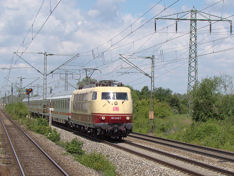 Schon wieder Geschichte:
Br 103 245-7 mit einem Ersatzzug von N�rnberg, aufgenommen in Langwied