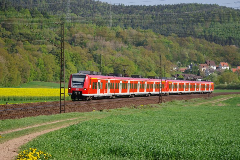 Schon wieder so eine  Sonderfahrt . 425 122-9 und 319-1 �berraschten uns am 25.04.2009 zwischen Mecklar und Friedlos. Eigentlich geh�ren sie nach Baden W�rttemberg. Sie tragen das  Drei L�wen Takt  Logo.