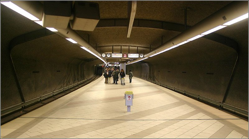 Schoppershof, Linie U2 (1993) - 

Dieser Bahnhof gleicht in der Rohbauform dem Bahnhof Rennweg. Allerdings gibt es hier keine Oberlichter und der nördliche Zugang hat ein Verteilergeschoß. Beim südlichen Ausgang führen die Treppen direkt zur Oberfläche. 

04.03.2006 (M)