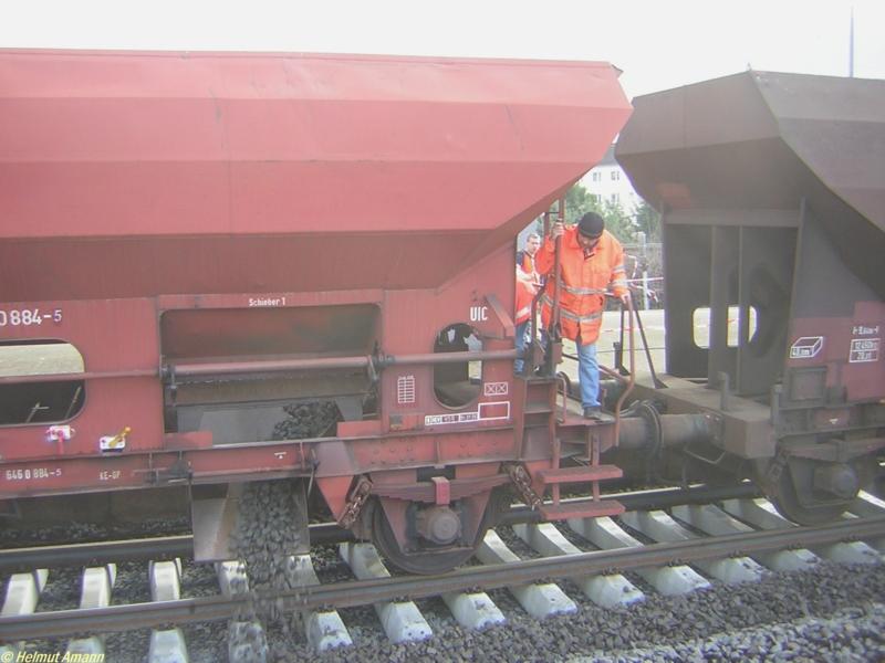 Schotter fr die Bahn: Ein Arbeiter beobachtete am 02.04.2006 mit aufmerksamem Blick das Einschottern des neu verlegten Gleises 2 im Bahnhof Frankfurt am Main-Niederrad. 