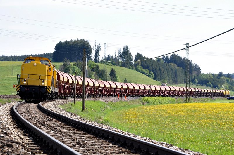 Schottern mit runden 2000to V 150.04+03 an der Spitze und V150.02+01 am Schlu am 09.05.09 von Biessenhofen nach Marktoberdorf