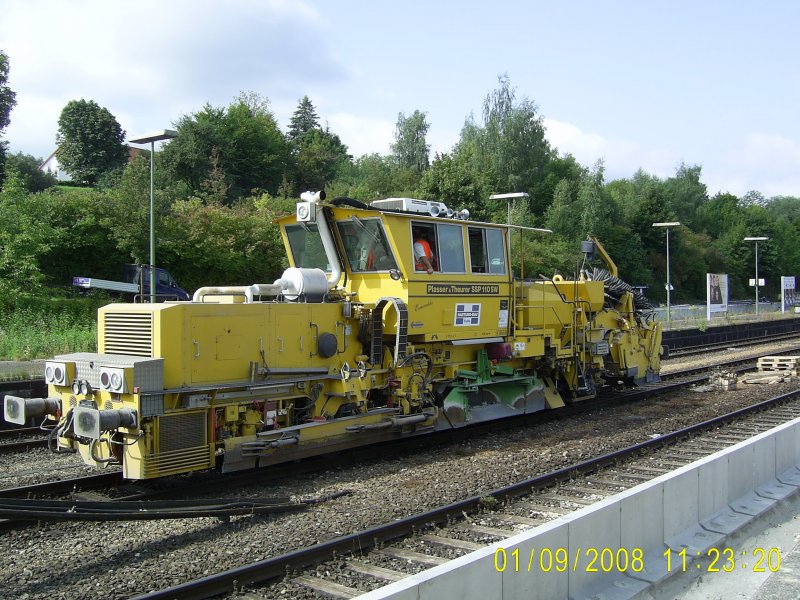 Schotterprofilermaschiene Plasser&Theurer SSP 110 SW der Firma Hartung Bau aus Fulda arbeitet am 1.9.2008 im Bahnhof von Kirchheim.