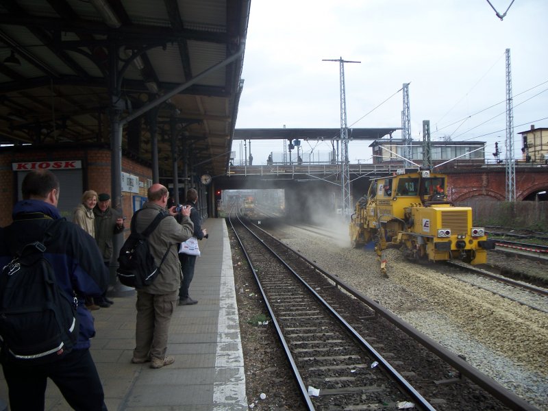 Schotterprofiliermaschiene bei der Arbeit am Berliner Ostkreuz. Neben mir haben gleich vier weitere Fotografen diesen Moment festgehalten. 