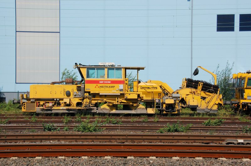 Schotterprofiliermaschine ( Schotterpflug ) SSP 100 SW der Firma Heitkamp rail aus Herne am 19.08.2007 in Datteln. 