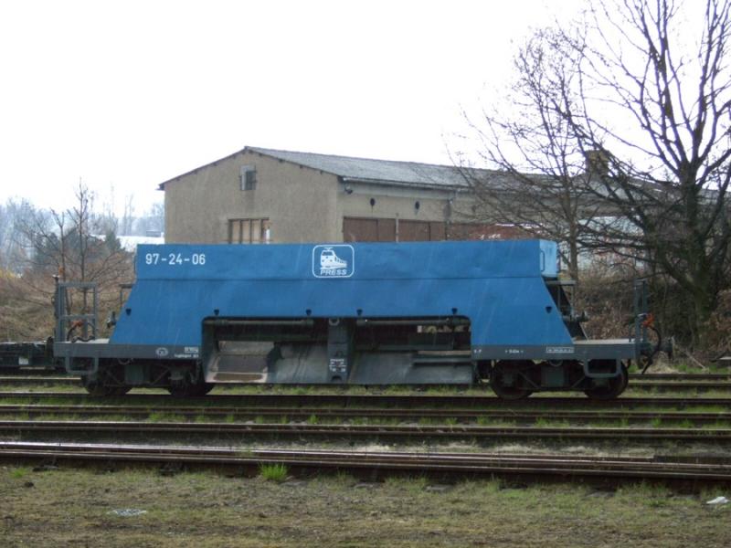 Schotterwagen der Eisenbahn-Bau- und Betriebsgesellschaft Pressnitztalbahn mbH kurz Press in Mgeln am 17.04.06
