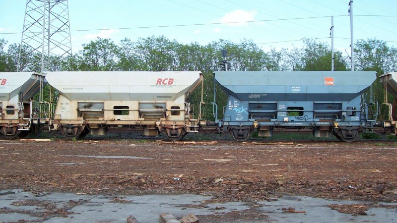 Schotterwagen der RCB Rail Cargo Berlin GmbH und HVLE AG am 08.05.09 in Eberswalde.