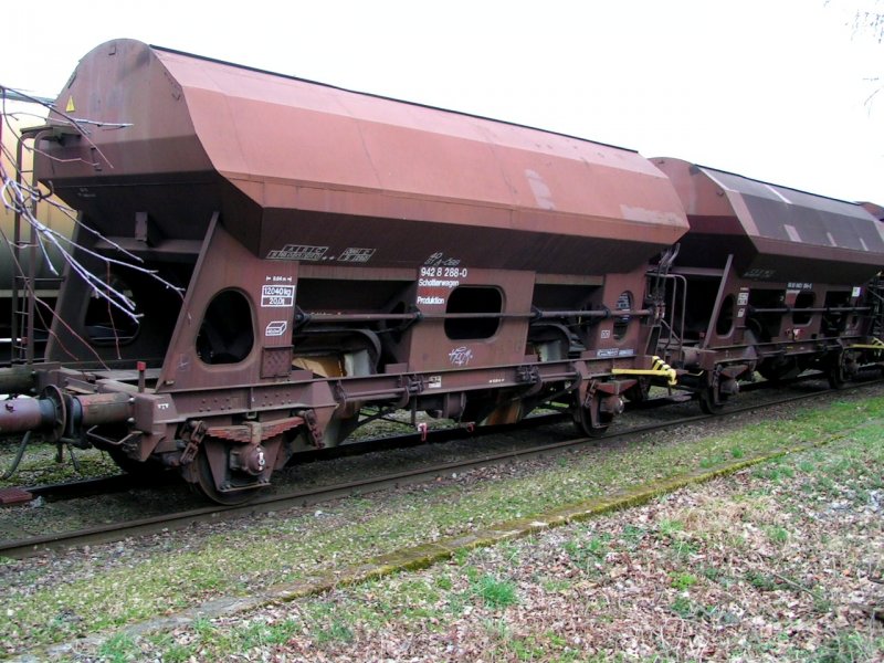 Schotterwagen(40819428288-0)+(40819421596-3) am Abstellgleis ; 080322