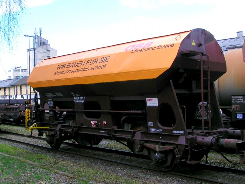 Schotterwagen(40819428871-3) wartet auf seine Entladung; 080322